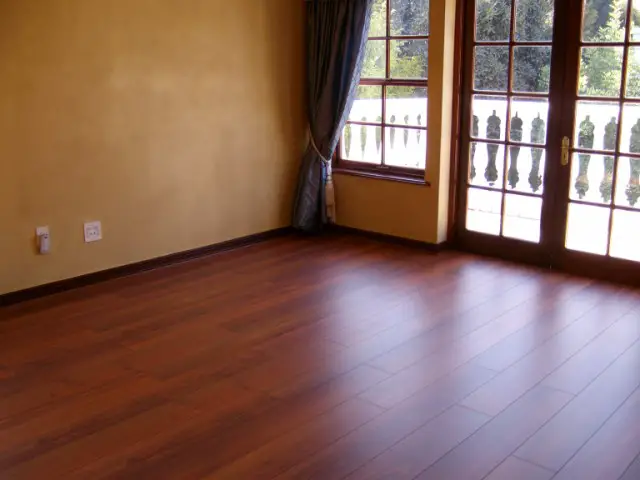 Laminate wood floors vs engineered floors